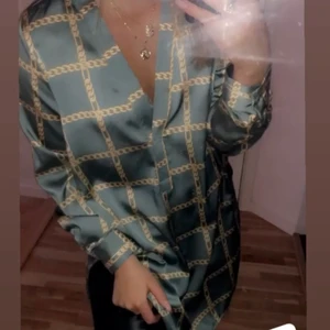 Blus från Gina tricot  - Blus från Gina tricot, använd ett fåtal gånger. Storlek 40. Frakt betalas av köparen 66kr 📦