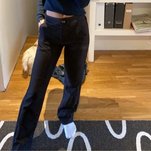 Venderbys kostymbyxor - Super fina kostymbyxor från venderbys som är andvända fåtal gånger. Byxorna är uppsydda så dom går över skorna för mig som är 160