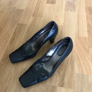 Fina klackskor!  - Super snygga klackar med fint mönster! Storlek 37 men skulle säga att de är lite stora i storleken - mer som 38. Bra skick 🌟 