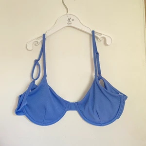 Bikiniöverdel - Säljer denna oanvända bikiniöverdel från Shein. Den är i stl L men skulle säga att den är som en S/liten M. Helt oanvänd, endast testad.