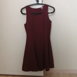 En kort ljus klänning, storlek 38 - En kort klänning med storlek 38, den är i bra skick. 
