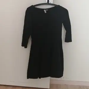 En svart kort klänning från H&M, klänningen är i bra skick. 