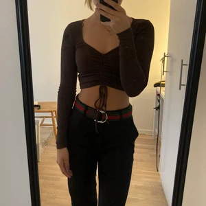 Brun söt topp  - Brun fin topp med störning från zara Storlek XS. Använd väldigt få gånger, stör ej för frakt 