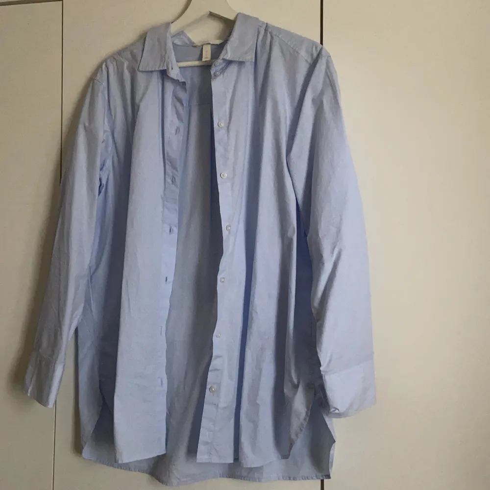 Superfin skjorta som är oversize, aldrig fått någon användning av den då den inte riktigt är min stil. Därav är skjortan i nytt skick!🥰. Skjortor.