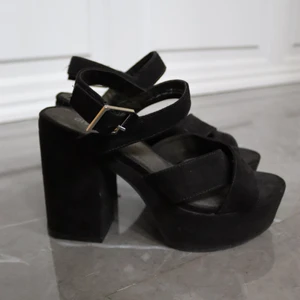 Klackskor  - Svarta klackskor som är sparsamt använda! Strl 38, från HM. 100kr + frakt