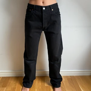 501 levis - Levis byxor använda fåtal gånger. Första bilden: tjej på 168 cm, andra bilden: kille på 194 cm. Funkar till båda könen. Kan hämtas upp i Växjö annars står köparen för frakten🥰 SKRIV ÄVEN TILL MIG PRIVAT NÄR DU LÄGGER BUD