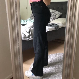 Jeans från Madlady - Säljer nu dessa supersnygga vida jeans från Madlady, strl 34, passar mig perfekt som är 163, fint skick, knappast använda!, 200kr+frakt, BUDA🌸 Nypris: 549kr, kontakta mig för fler bilder!! 
