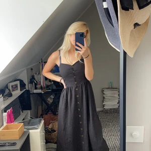 Söt knäppt klänning - Fin klänning med knappar längst framsidan. Härlig klänning att slänga på sig vart man än ska. 