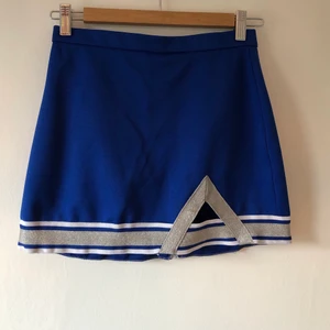 Cheerleader mini kjol - Mini kjol i cheerleader stil. Köpt på beyondretro. Står ingen storlek i men jag skulle säga s/m. måttet rakt över kjolen är 34cm, tyget är lite lite stretch i.