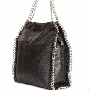 Super snygg kedjeväska ifrån Tiamo - Super snygg väska, ganska använd men är i bra skick. Buda ifrån 200kr, super duper liten silver bricka som saknas längst ut men ser exakt ut som vanligt ändå!