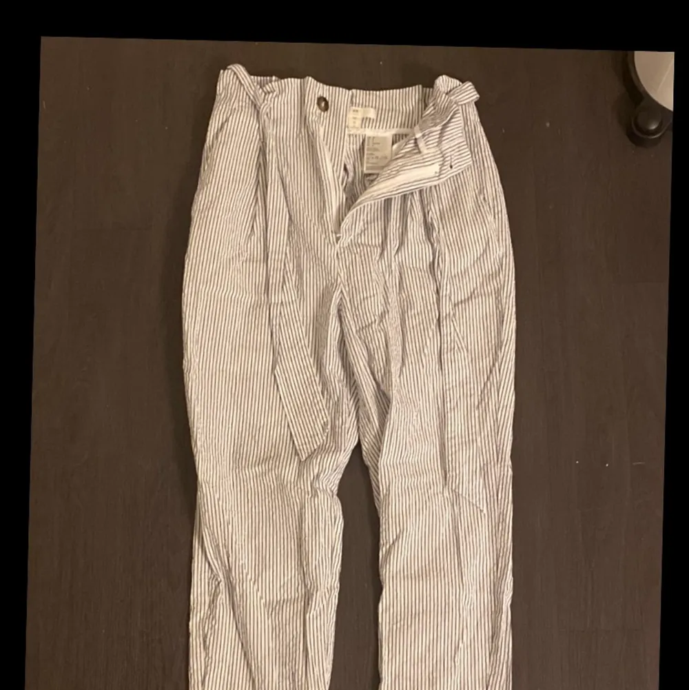 Säljer dessa byxor för 50kr + frakt. 36 är storleken! Kontakta mig om du undrar något!. Jeans & Byxor.
