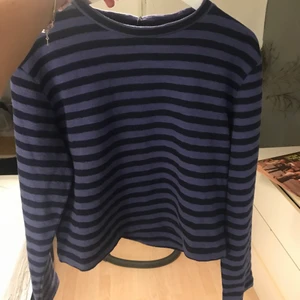Tröja - En blå/lila randig tröja i ganska tjockt tyg men ändå luftig, köpt för två dagar sedan och aldrig andvänd så den är i nyskick. Om du vill ha fler bilder eller undrar något mer skicka privat. Om fler är intresserade blir det bud💕