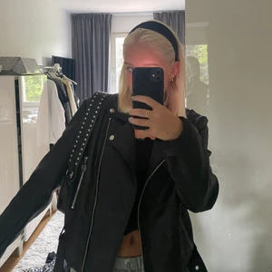 Skinnjacka - Säljer min så snygga skinnjacka fårn Nakd💕💕💕Perfekt nu till skolstarten och hösten