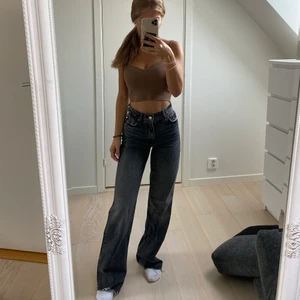 Straight Jeans - Högmidjade, raka jeans från Zara. Nypris: 400. Fint skick, inget slitage. Jag är 1,65 lång. Kan levereras via frakt eller hämtas, mottagaren står för frakten.
