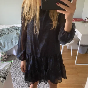 Snygg zara klänning - Säljer denna fina slutsålda klänning från zara❤️❤️❤️köpt i vintras och använd ca 3 gånger sedan dess!!!