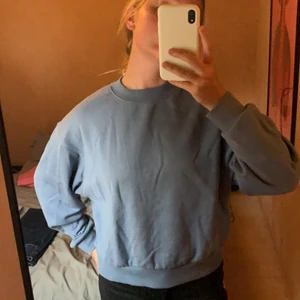 Gråblå sweatshirt från Weekday! - Säljer denna otroligt sköna sweatshirt från weekday, i perfekta gråblå färgen till höst/vinter. Använd några ggr, o man ser att den är använd men fortfarande i fint skick. Väldigt mjuk (80%bomull) men ändå luftig. Perfekt för höst/vinter! Strl xs, nypris 300 säljer för 100+frakt😍❣️
