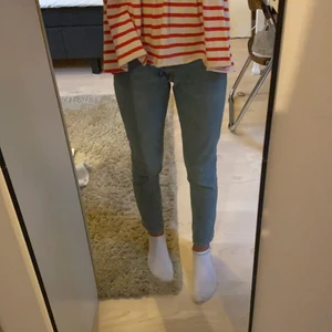 Ett par Monki byxor i storlek 24  - Säljer dem pågrund av att dem är för små❤️jag är 166