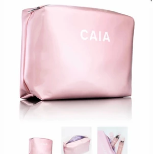 Caia necessär rosa - Säljer min superfina necessär från Caia. Den är i nyskick då jag bara använt den en gång💕 Den är stor och rymmer väldigt mycket! Dragkedjan kärvar ibland men det är bara att dra några gånger fram och tillbaka så funkar den som vanligt igen ( tänk också på att inte fylla necessären helt proppfullt för märkte att den kärvade mer då) 😊 Nypris är 245, jag säljer för 140 Skriv om du har frågor eller funderingar❤️😍