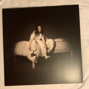 Billie Eilish vinyl - Säljer min Billie Elish vinyl som aldrig blivit använd för har ingen vinylspelare. Köpte den på Urban outfitters för 300 kr o den är i nyskick