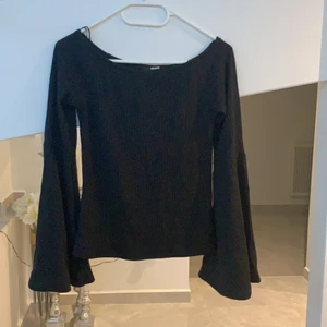 Svart tröja - En svart tröja med volanger vid ärmarna