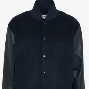 Varsity jacka - Slutsåld jacka  från weekday i bra skick! Köpare står för frakt 