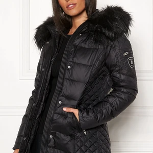 Rock and blue mid beam fuskpäls - Säljer denna fantastiskt fina rock and blue jacka, i modellen mid beam med svart fuskpäls. Jackan är i fint skick, förutom ett litet hål i ena armhålan. Inget som syns utåt eller känns, eller som påverkar jackans skick. Därav priset 🤍