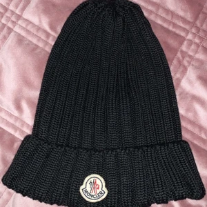 Moncler  - Ny moncler mössa säljes för 600 då den aldrig är använd. 