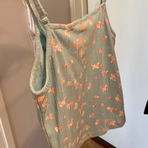 NY TOPP/LINNE - Använde bara en gång. Det var en impulsköp. Så helt ny. Passar dig som har S. Tror att kan passa som XS och M också för den är väldigt skön och lite större än vad den ser ut som