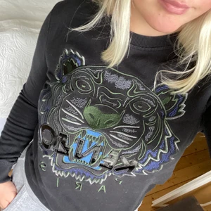 Kenzo tröja strl M - Jättefin Kenzo tröja som knappt är använd pga lite liten. Superbra skick. Skulle säga att tröjan sitter som strl S men funkar även för M :)