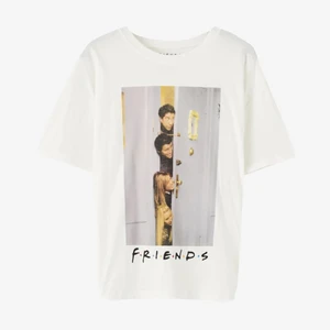 FRIENDS t shirt - Säljer denna FRIENDS t shirt från pull and bear, aldrig använd så den är i bra skick. Säljer för 60 plus frakt. 