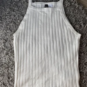 Ribbat linne - Ribbat vitt linne ifrån hm. Köpt för något år sedan men knappt kommit till användning. Säljer även ett likadant i rosa lite längre ner