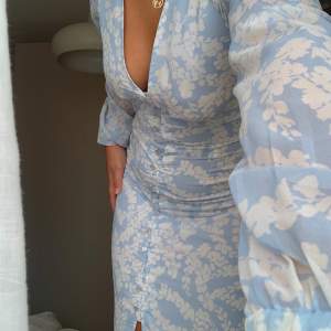 FINASTE klänningen från Gina🥺 Knappt använd! Säljer för 400kr inklusive frakt 💖