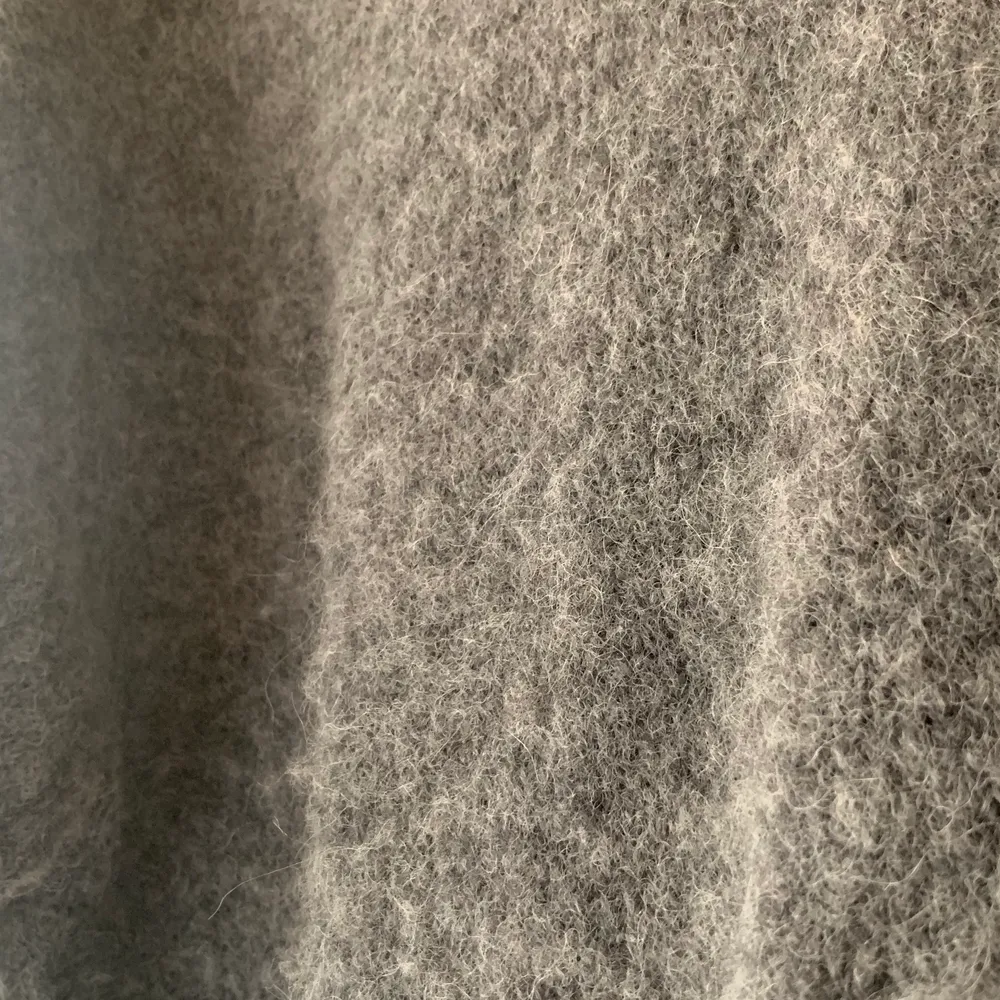 Oversized grå stickad tröja från zara! Så så skön och endast använd 1 gång. Säljer då jag har en liknande! Passar många storlekar beroende på hur man vill att den ska sitta. Tröjor & Koftor.