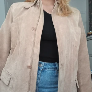 Jacka i äkta mocka strl. 44 - Jättefin jacka i äkta mocka från Prêt à porter. Jättefin som vanlig storlek på någon med storlek L, eller jättefin som jag har använt den, oversized, på de som har S eller M. Det beror bara på hur man vill att den ska sitta🥰