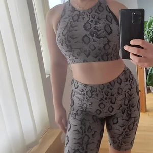 Stronger set - Nyskick. Stretchigt och inlägg i toppen. S I toppen och M I byxorna. 250kr för cykelbyxorna, 200kr för toppen och 350kr för båda.  