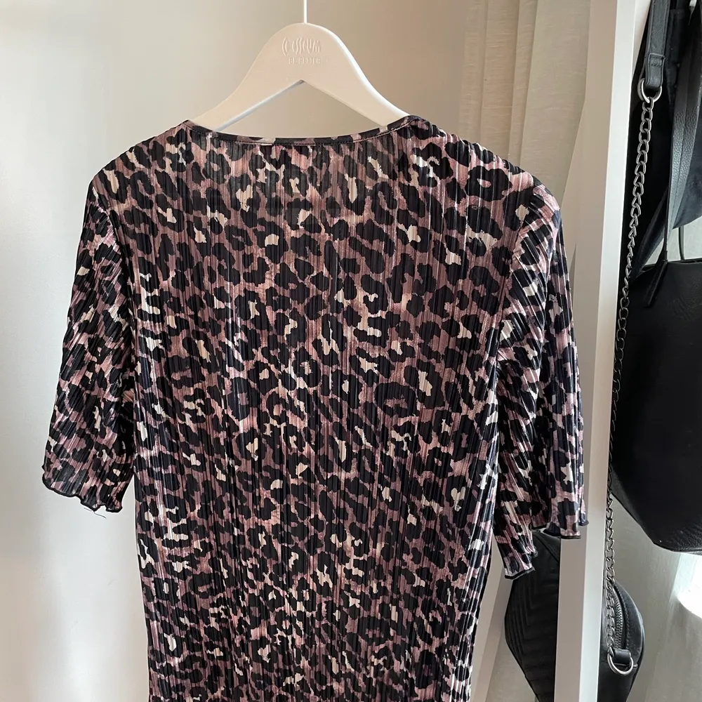 Lös topp med leopardprint och ”ruffles” vid både armar och mage. Använd ett fåtal gånger men i superfint skick. Köpt på TrendHouse. . Toppar.