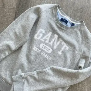Säljer denna tröja från Gant i storlek XS. Tröjan är knappt använd och därför i mycket fint skick. Säljer denna för 100+frakt.