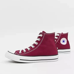 Vinröda Converse  - Säljer mina vinröda Converse (Maroon), mycket fint skick då dom inte kommit till så mycket användning sol jag hoppats! Kan frakta om köparen står för frakt kostnad 🚚❤️