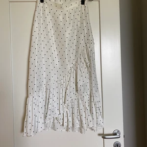 Vit satinkjol från H&M - En vit medellång kjol i satin från H&M. Aldrig använd.