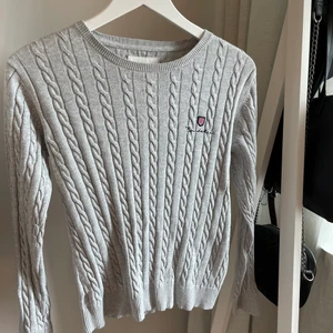 Kavelstickad tröja - Kavelstickad tröja från Bondelid. Endast använd ett fåtal gånger. Rundhalsad. 