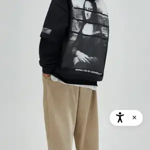 Säljer min sköna varma Mona Lisa hoodie från Pull&Bear köpt för 300, storlek L, passar bra till M oxå för den är liten i storleken. Använt två gånger så den är relativt ny💕