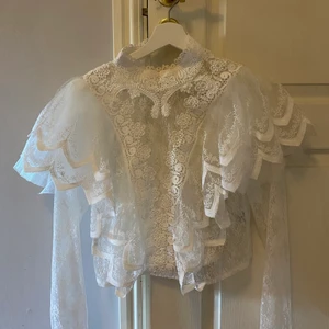 Vit blus - Säljer denna vita blus från NLY TREND då den inte kommer till användning längre. Storlek 34. Möts upp i Västerås och eventuellt Stockholm. Betalning via Swish.💕