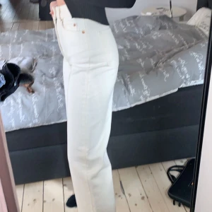 Hm-jeans - Superfina Hm-jeans i storlek 36, säljer dem för de är lite stora. De köptes i mars/april och har bara använt de 5-6 gånger så det är inga fel på dem. Jag är 167 cm lång. Nypris 299 kr, säljer för 135 kr + ev. frakt. Hör av er om ni har frågor eller vill ha fler bilder!