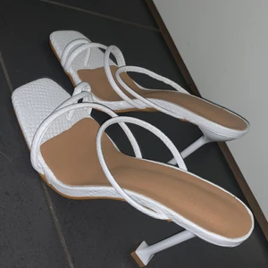 Nya vita klackar - Säljer dessa snygga vita klackar från Shein. Aldrig använda, nyskick! Storlek 38. Fråga om de något ni undrar💕💕💘