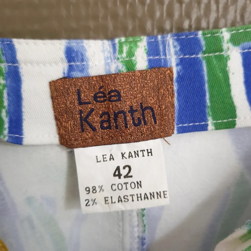 Made in Cotton Jean material with a zipper in the front. In Very good condition. Brand: Lea Kanth, Fits M-L, size 40-42. Toppar.