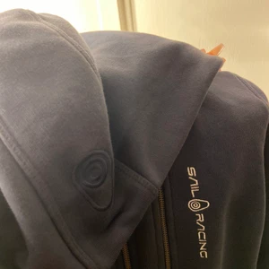 sail racing kofta mörkblå - Koftan är sail  racing kofta mörkblå, koftan är super skön bra till hösten och är väldigt bekväm, koftan har logga på dragshedjorna på koftan och på luvan även på snörena. Säljer denna kofta för råkade köpa två av samma pris kan diskuteras och om du vill köpa eller har frågor äre bara o skriva till mig ❤️