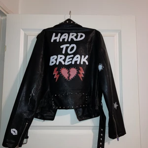 Svart skinnjacka  - Svart skinnjacka från new yorker med olika coola tryck och text på inte använd i bra skick 