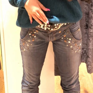Denny rose low waist’s - Säljer mina älskade låg midjade jeans som är straight, Säljer dom då dom inte blir använda så ofta🥰 jag är 1,65 önskas fler bilder så skriv privat, endast seriösa bud och köpare❤️❤️
