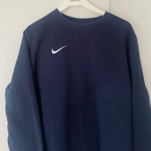 Nike sweatshirt - Jättefin populär Nike sweatshirt, säljer då jag inte använder eller fått användning av den. Köp på stadium för typ 450/500. Säljer för 200. Stl M men skulle säga mer som en S, skriv för mer bilder!
