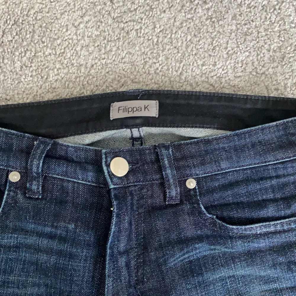 Säljer dessa trendiga y2k low rise byxor från Filippa K 🤍 Säljs då de ej kommer till användning längre, i storlek 28 men passar mig som vanligtvis är 25 🤍🤍 Pris kan diskuteras vid snabb affär, köparen står för potentiella frakt kostnader 🤍. Jeans & Byxor.